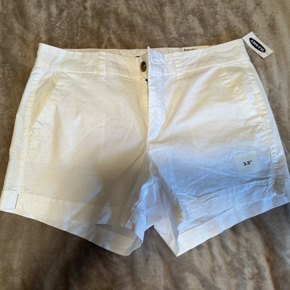 Old Navy 3.5” shorts white chino